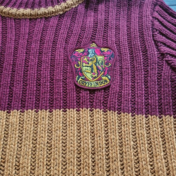 Harry Potter Gryffindor Quidditch Sweater From NYC Store Size XS - Picture 6 of 11
